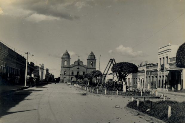 Vista para a Igreja de Santa Ana nos idos de 1930 e defronte a mesma uma obra pública municipal. Acervo: APEJE/ PE